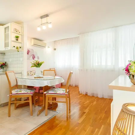 Marin-late Check In Available Σπλιτ